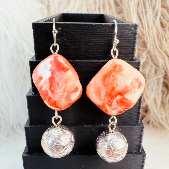 Jewelry - Silvertone and salmon shell drop tangle pierced earrings